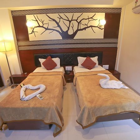Hotel Grand Pragati Surat Dış mekan fotoğraf