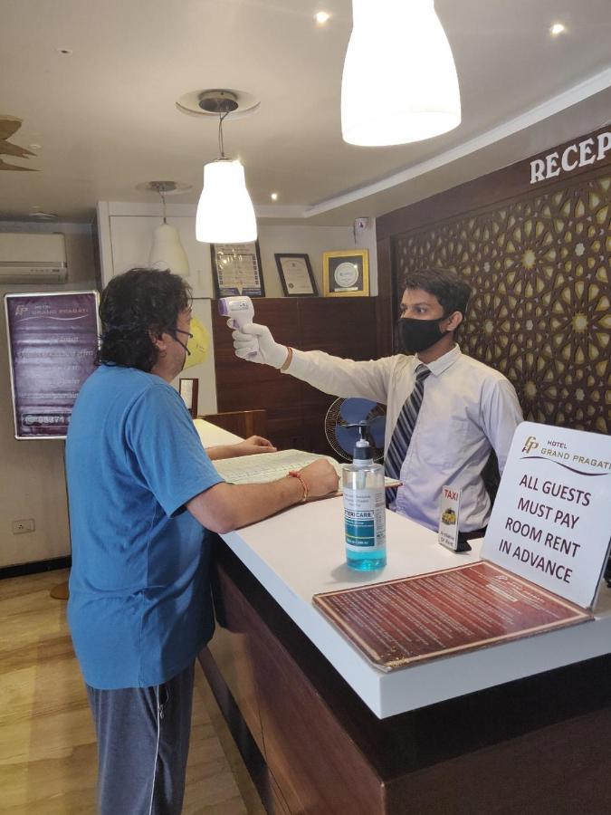 Hotel Grand Pragati Surat Dış mekan fotoğraf