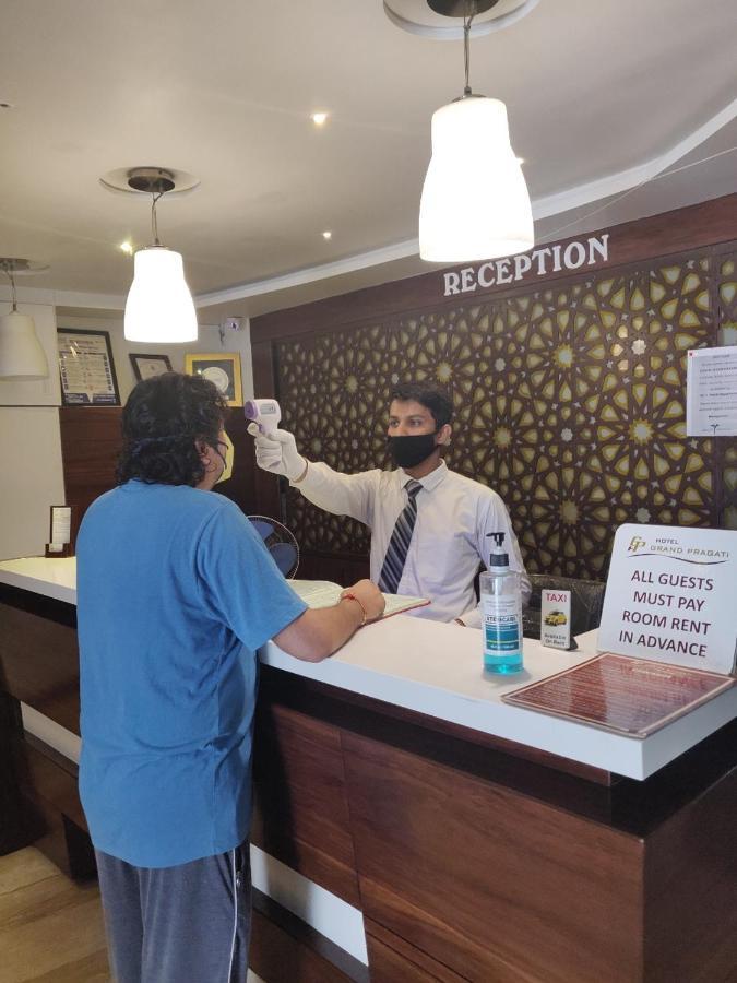 Hotel Grand Pragati Surat Dış mekan fotoğraf