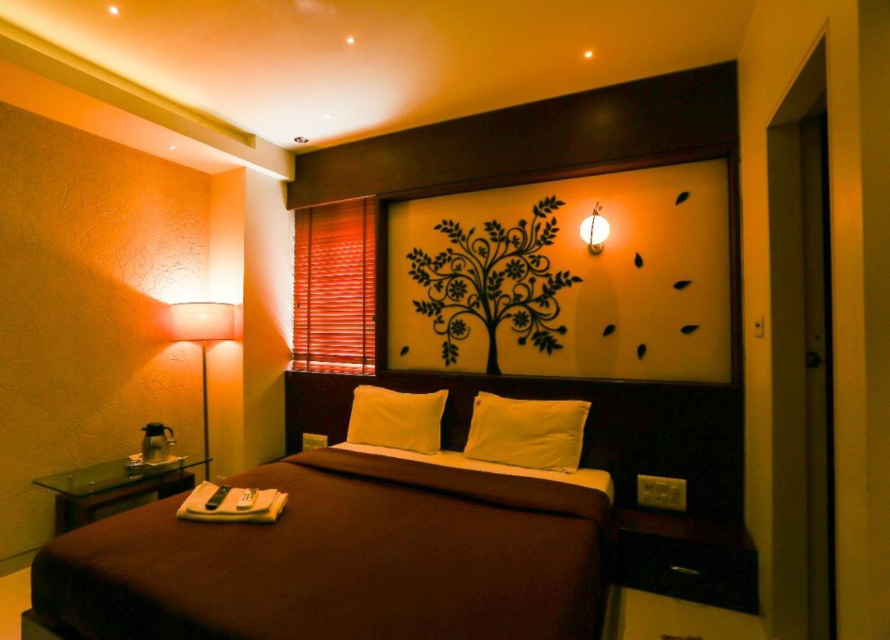Hotel Grand Pragati Surat Dış mekan fotoğraf
