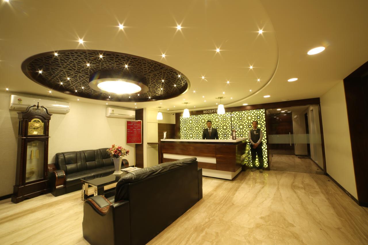 Hotel Grand Pragati Surat Dış mekan fotoğraf