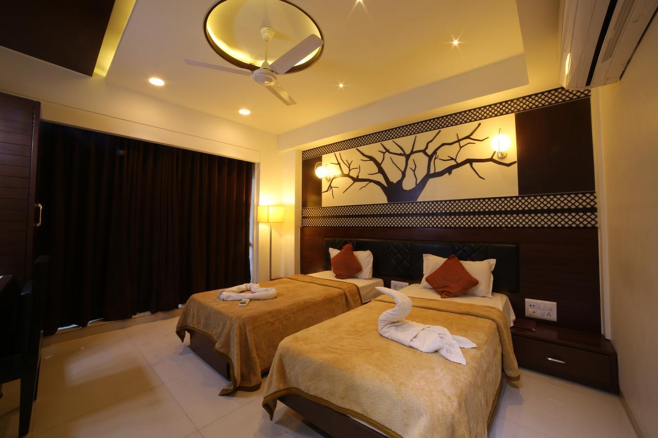 Hotel Grand Pragati Surat Dış mekan fotoğraf