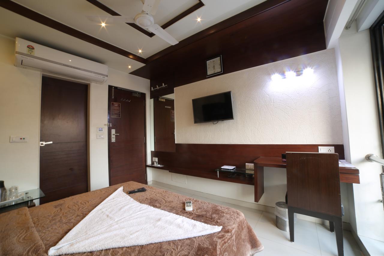 Hotel Grand Pragati Surat Dış mekan fotoğraf