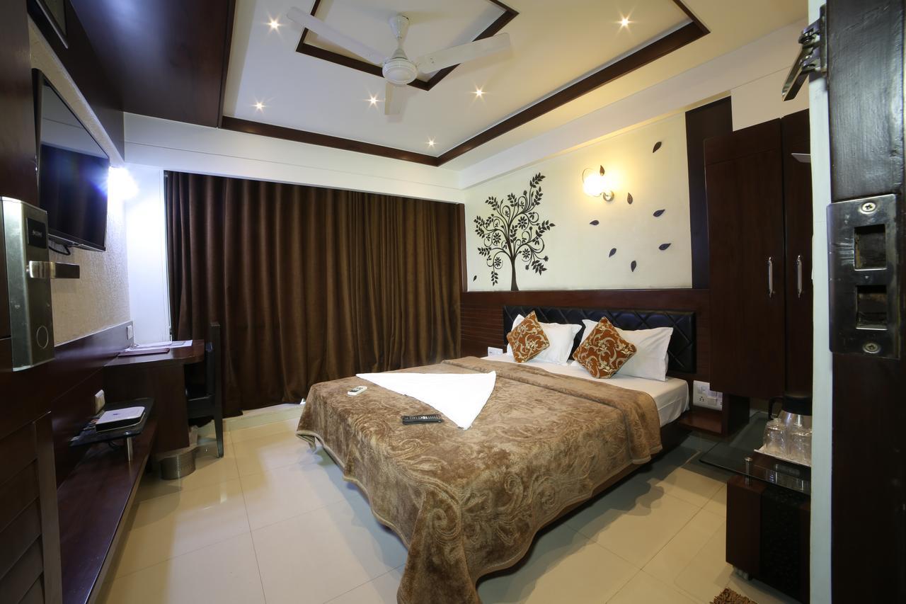 Hotel Grand Pragati Surat Dış mekan fotoğraf