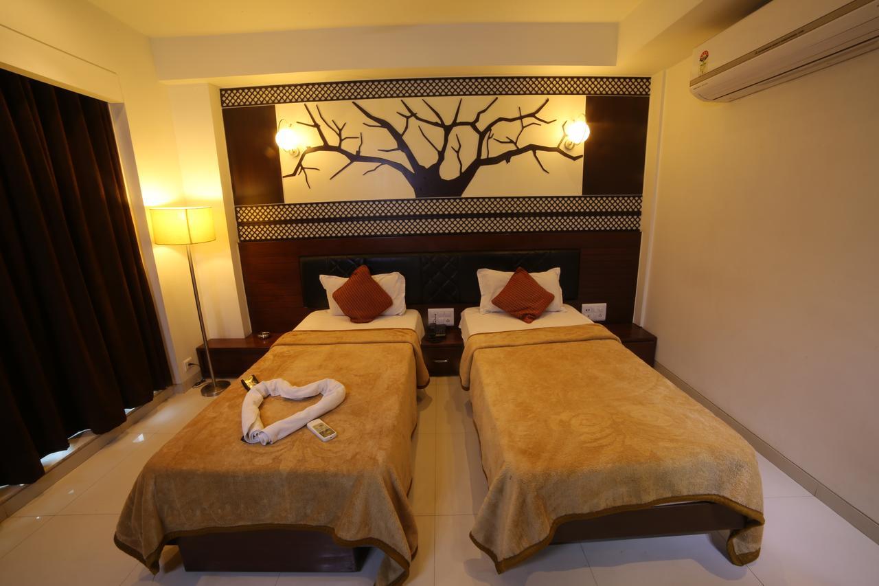 Hotel Grand Pragati Surat Dış mekan fotoğraf