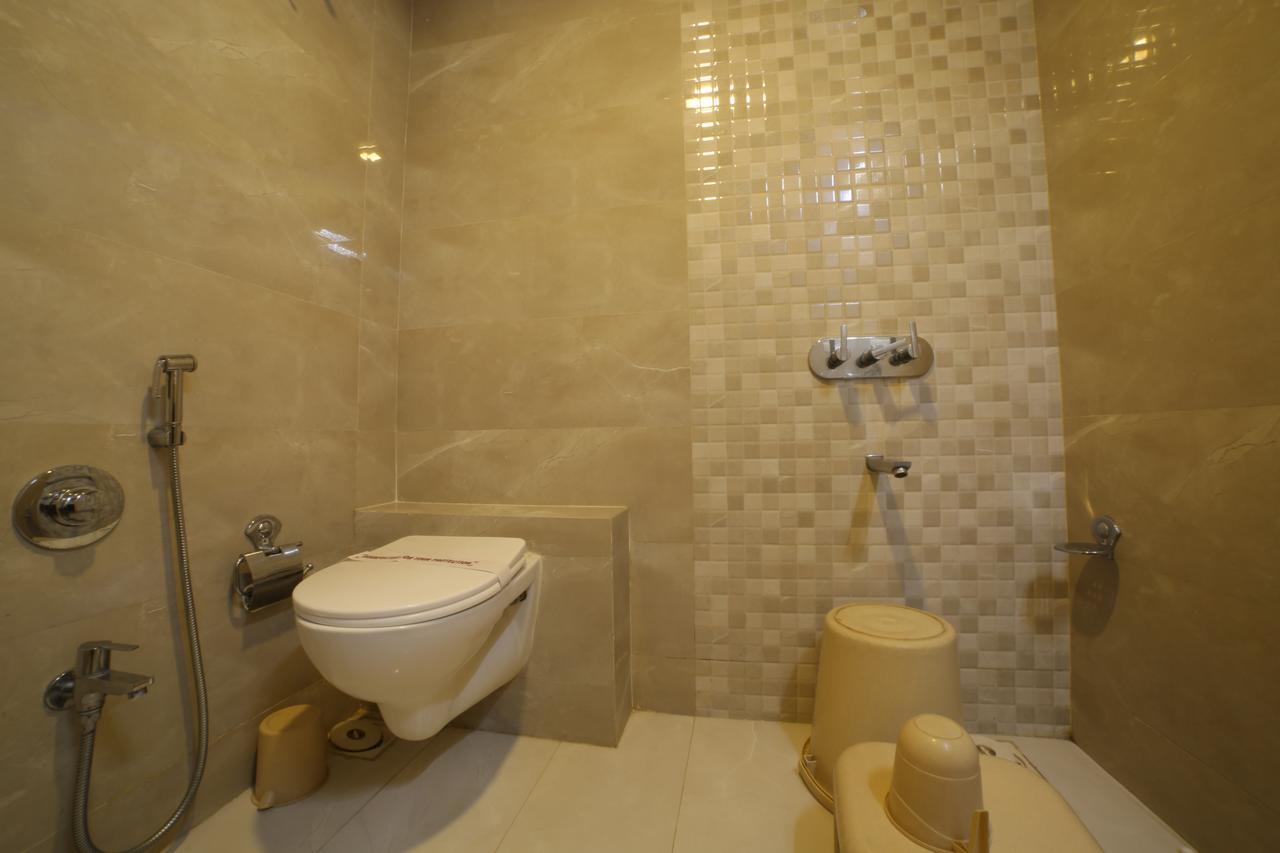 Hotel Grand Pragati Surat Dış mekan fotoğraf