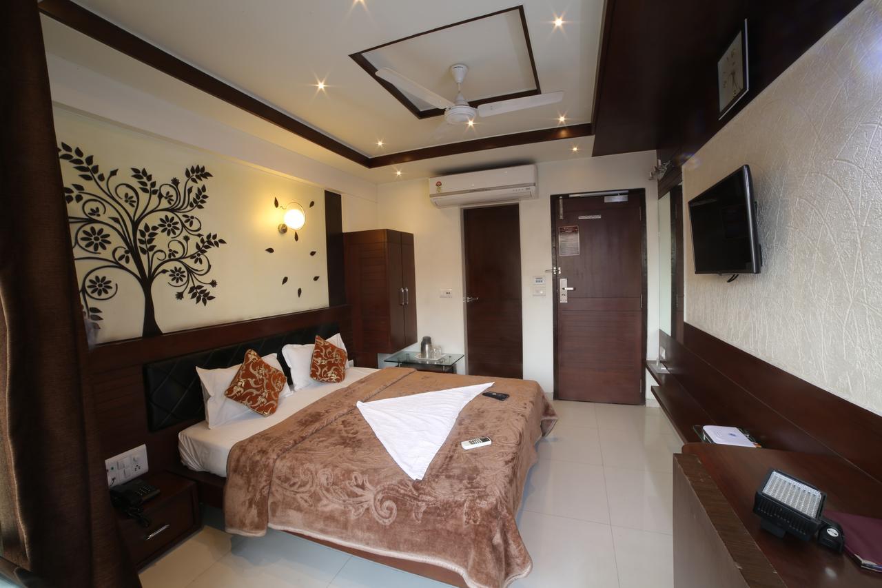 Hotel Grand Pragati Surat Dış mekan fotoğraf