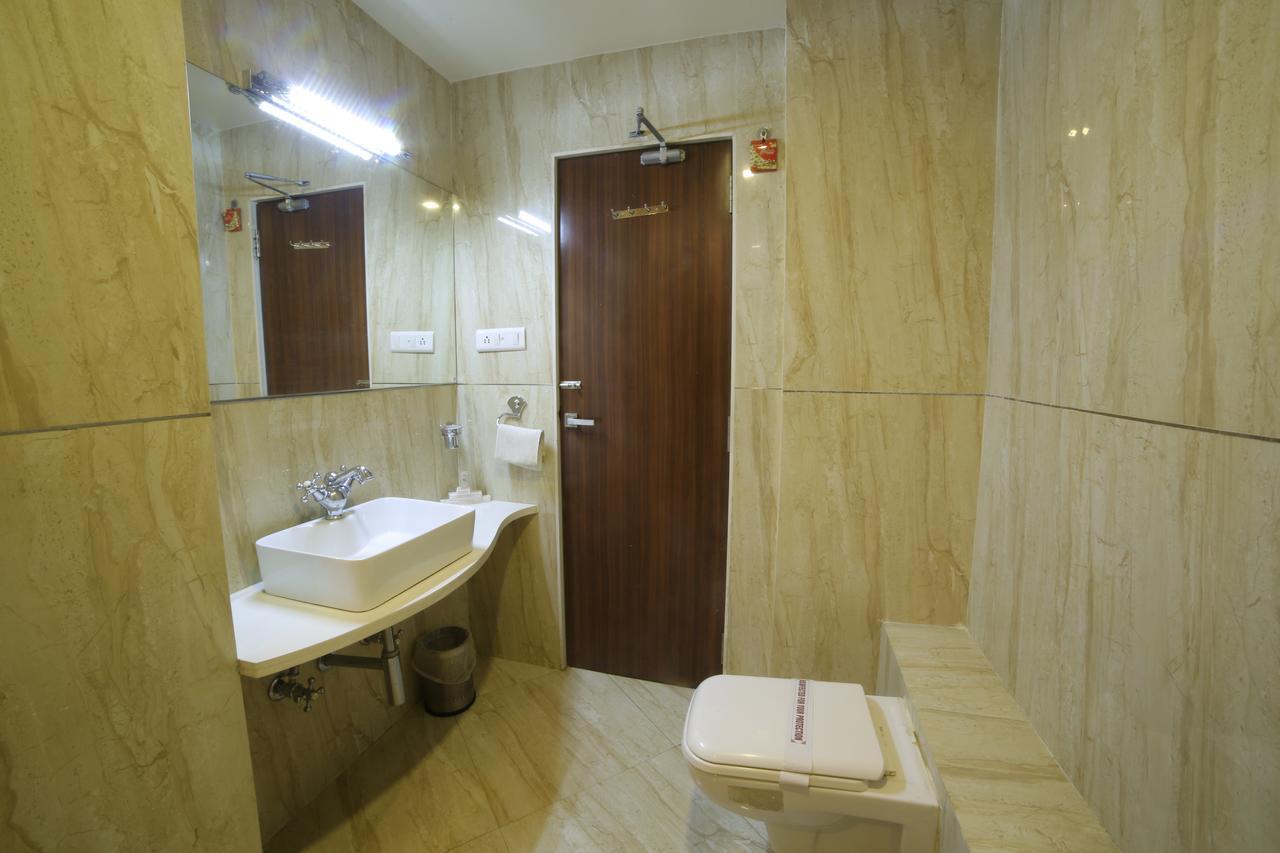 Hotel Grand Pragati Surat Dış mekan fotoğraf