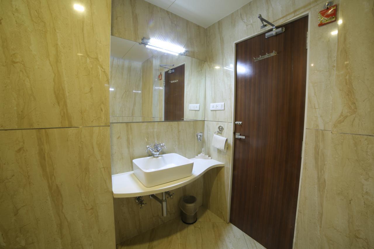Hotel Grand Pragati Surat Dış mekan fotoğraf