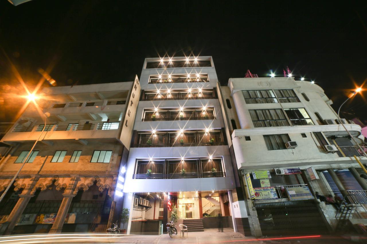 Hotel Grand Pragati Surat Dış mekan fotoğraf