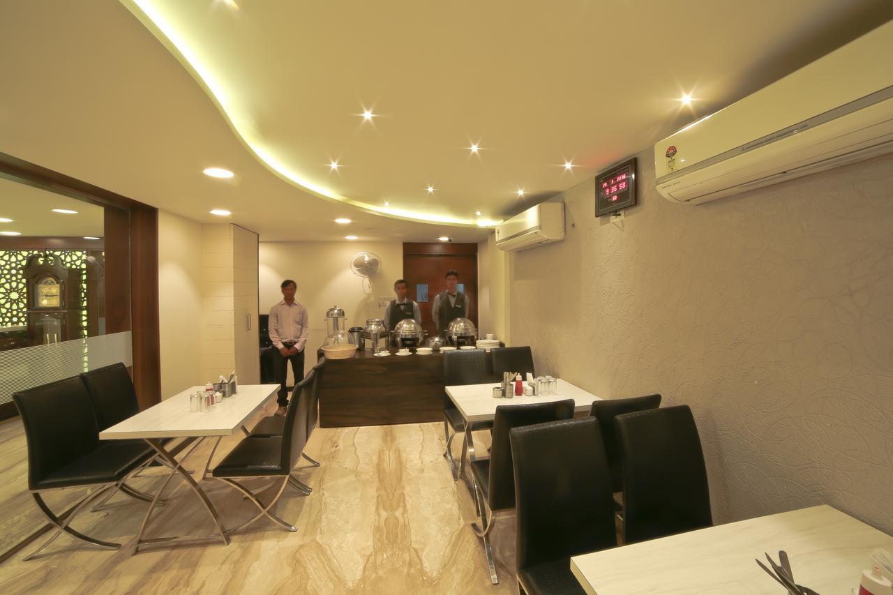 Hotel Grand Pragati Surat Dış mekan fotoğraf