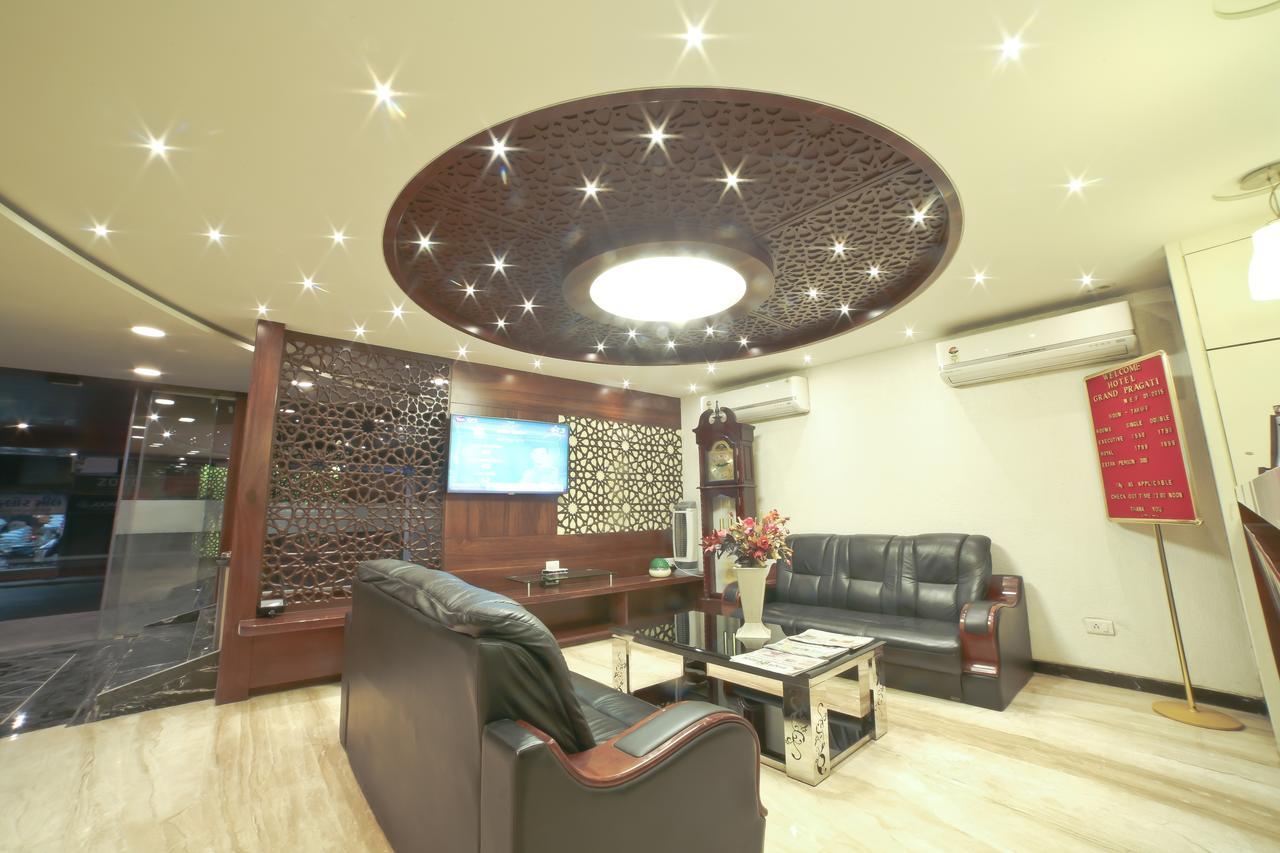 Hotel Grand Pragati Surat Dış mekan fotoğraf