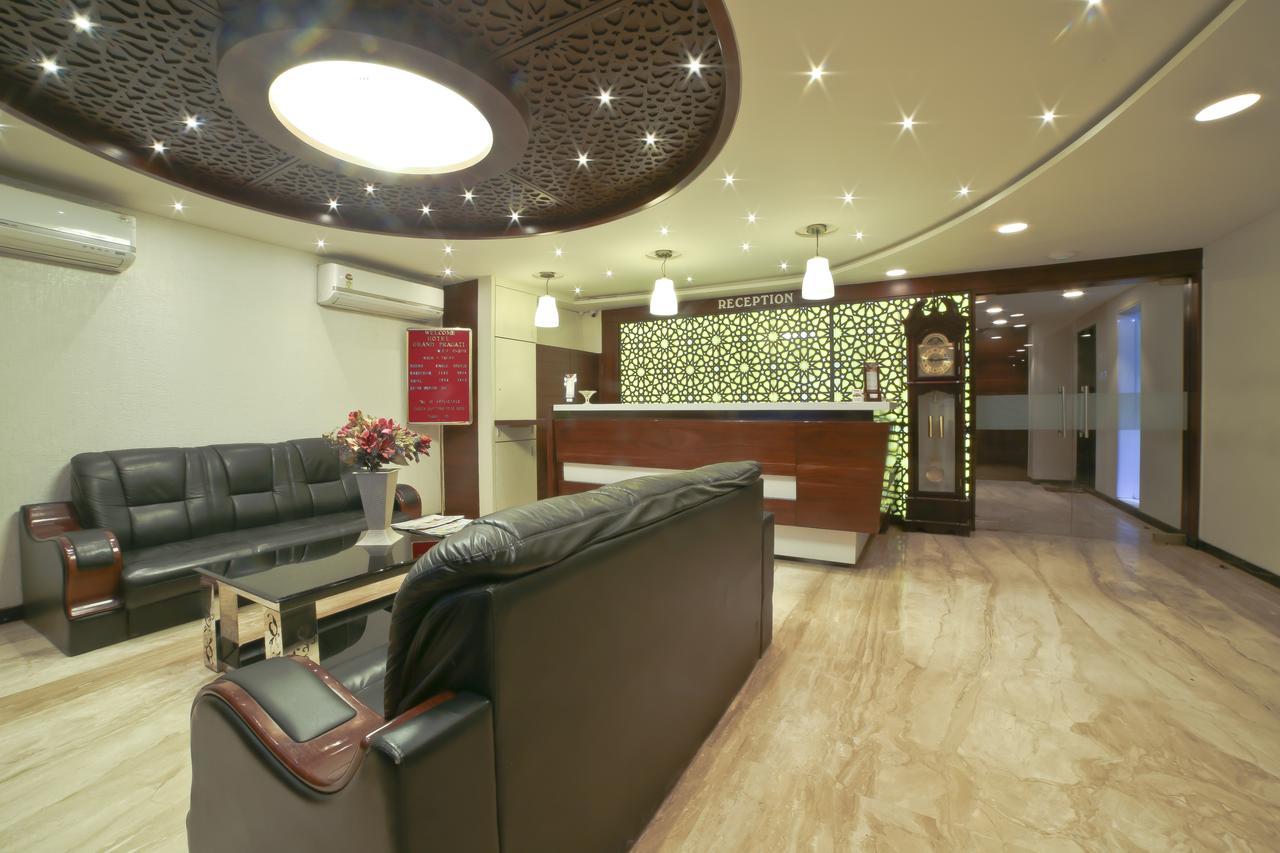 Hotel Grand Pragati Surat Dış mekan fotoğraf