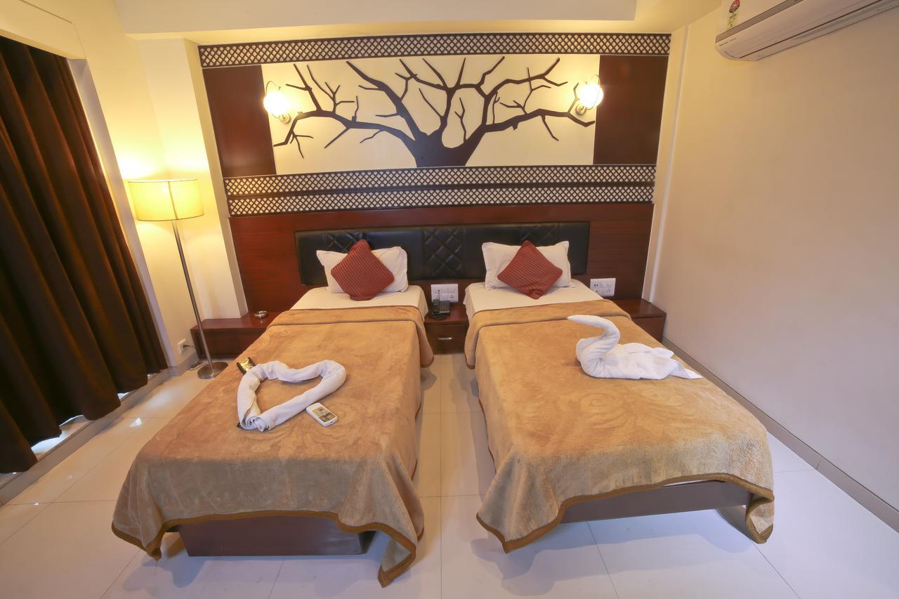 Hotel Grand Pragati Surat Dış mekan fotoğraf