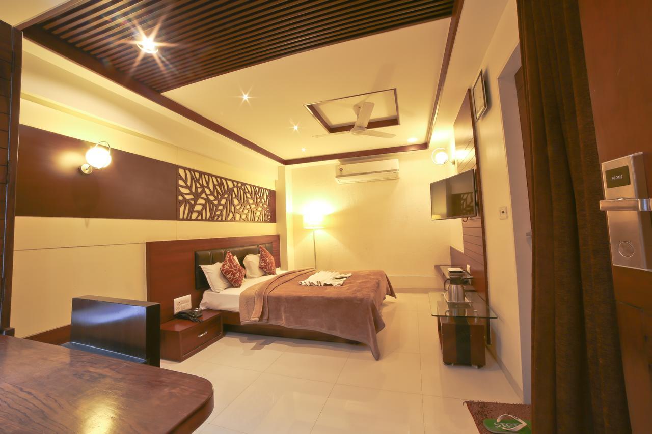 Hotel Grand Pragati Surat Dış mekan fotoğraf