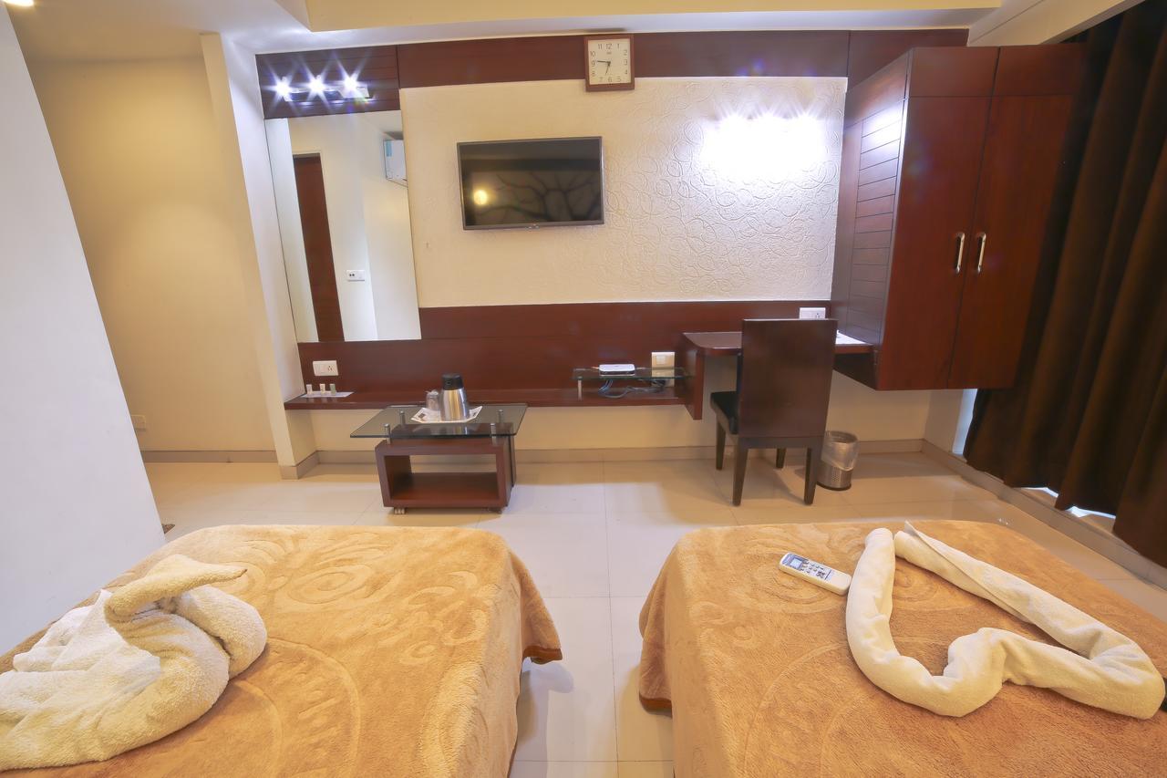 Hotel Grand Pragati Surat Dış mekan fotoğraf