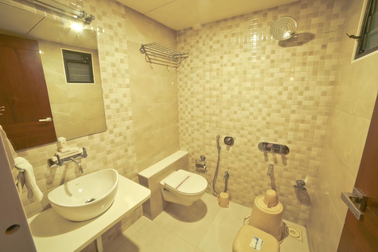 Hotel Grand Pragati Surat Dış mekan fotoğraf