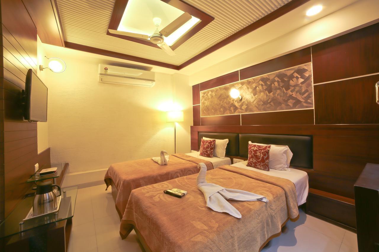 Hotel Grand Pragati Surat Dış mekan fotoğraf
