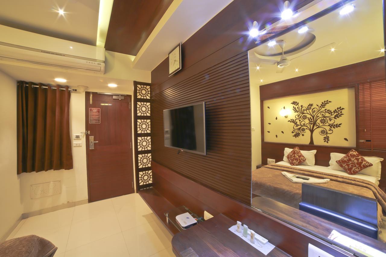 Hotel Grand Pragati Surat Dış mekan fotoğraf