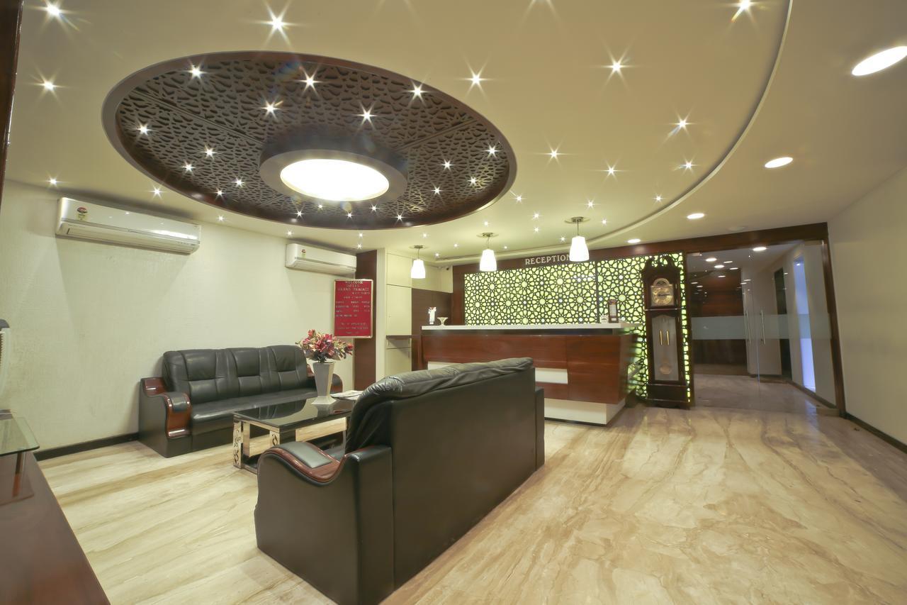 Hotel Grand Pragati Surat Dış mekan fotoğraf
