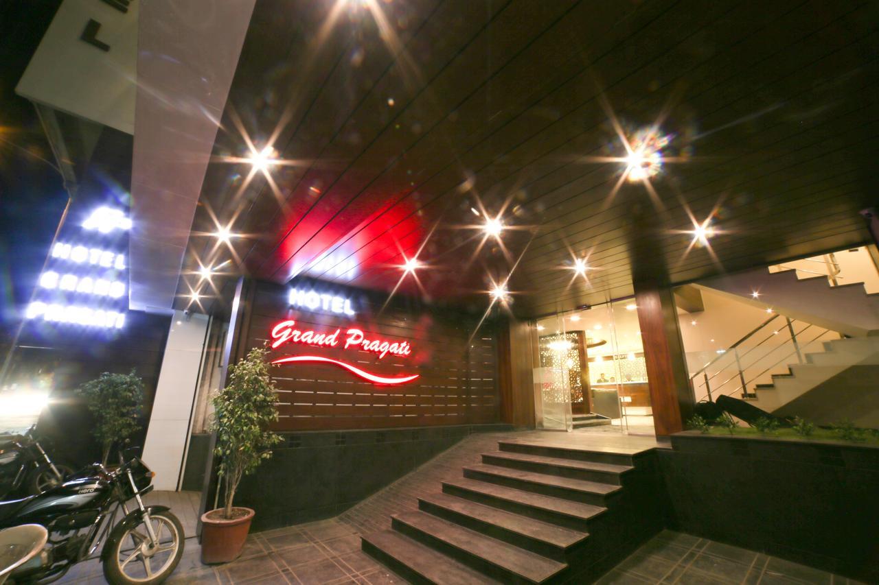 Hotel Grand Pragati Surat Dış mekan fotoğraf