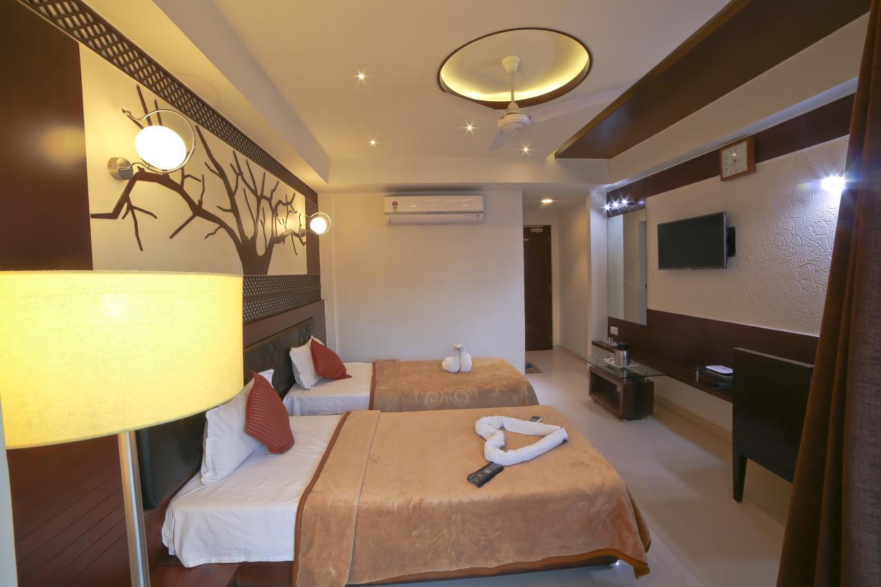 Hotel Grand Pragati Surat Dış mekan fotoğraf