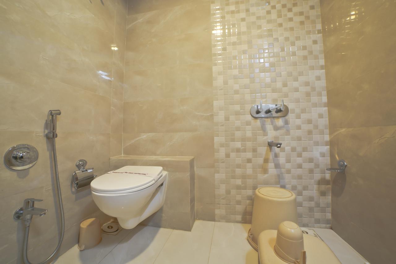 Hotel Grand Pragati Surat Dış mekan fotoğraf