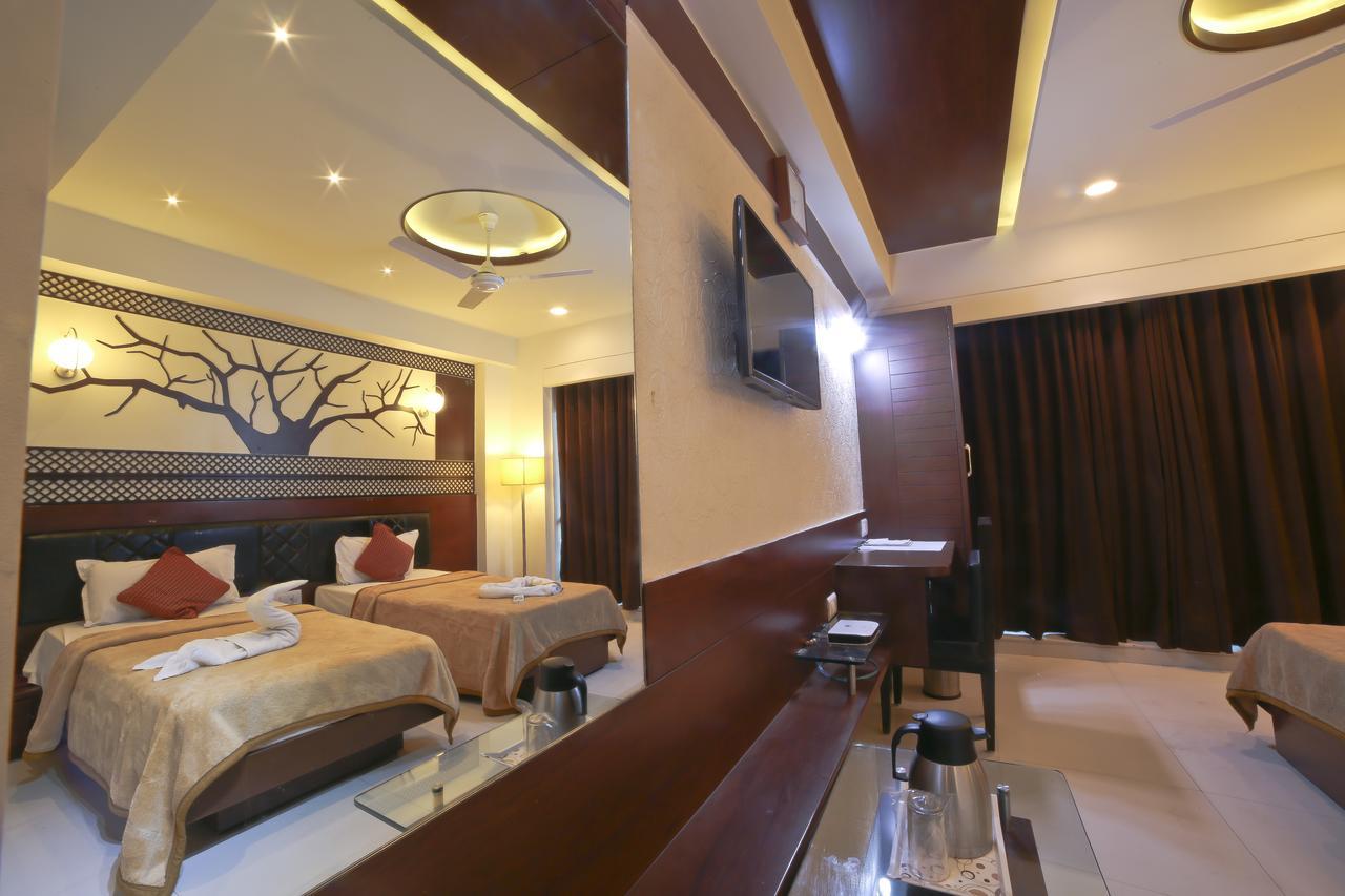 Hotel Grand Pragati Surat Dış mekan fotoğraf