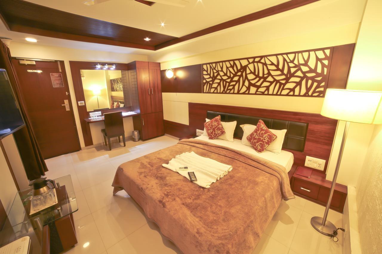 Hotel Grand Pragati Surat Dış mekan fotoğraf