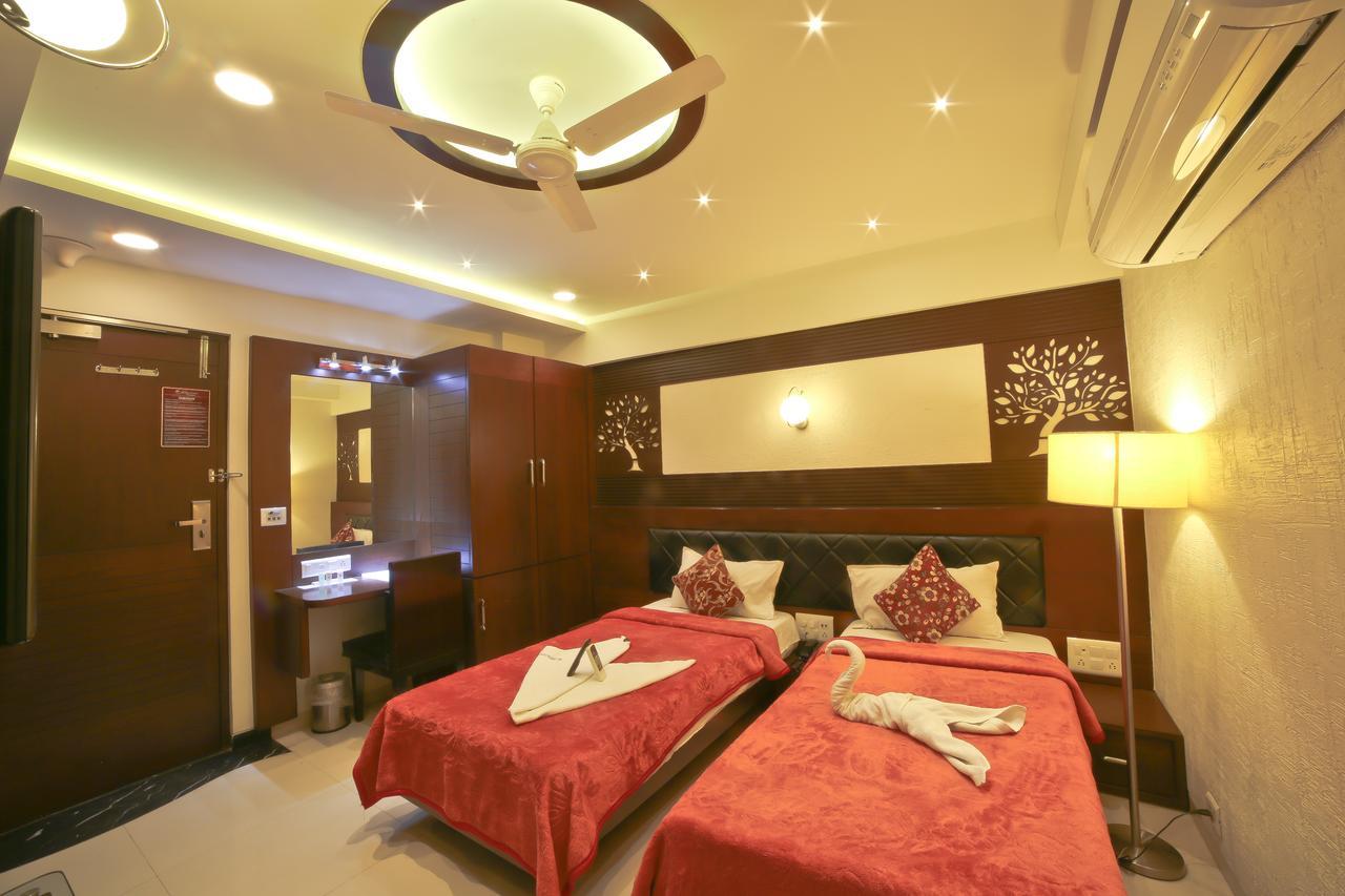 Hotel Grand Pragati Surat Dış mekan fotoğraf