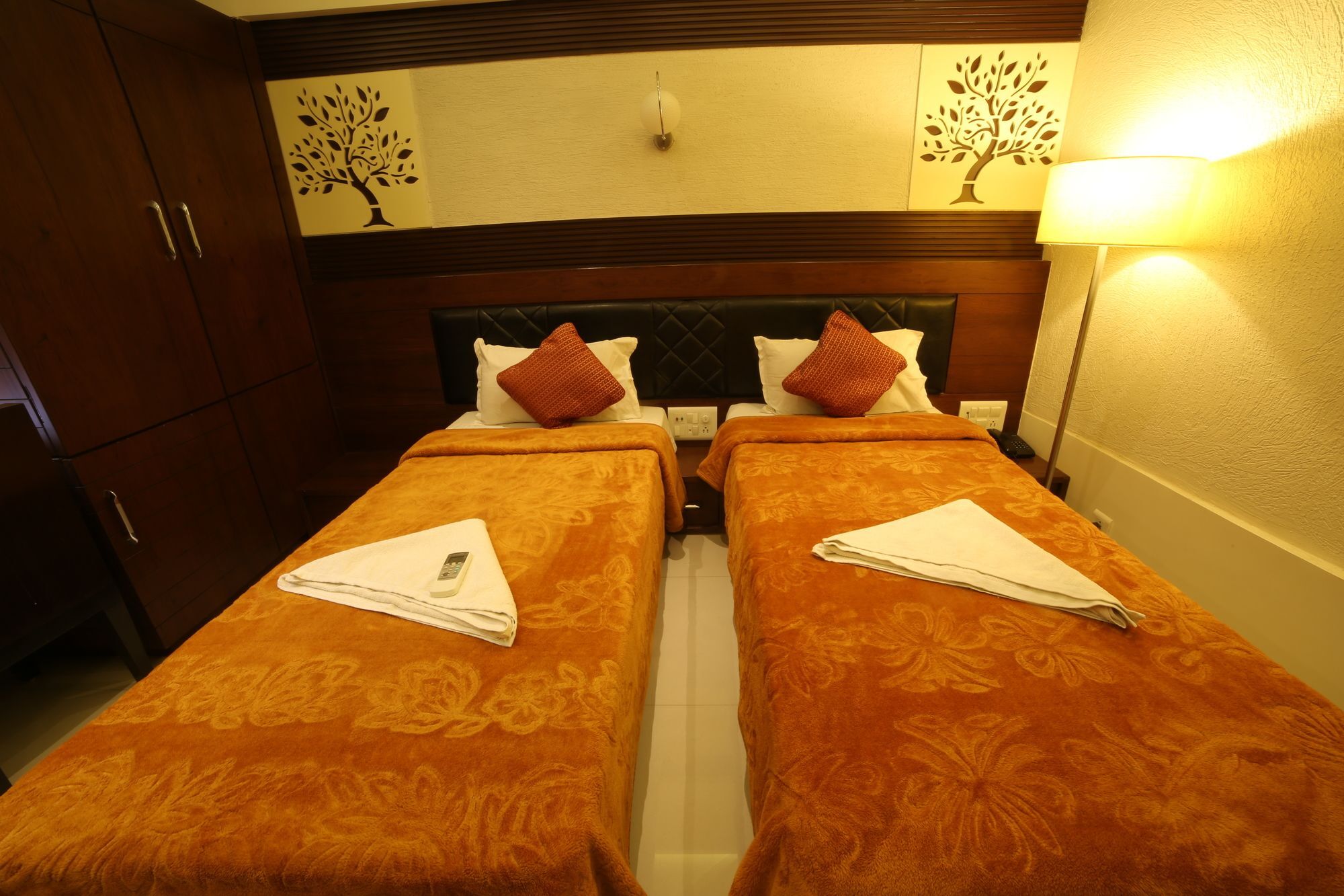Hotel Grand Pragati Surat Dış mekan fotoğraf