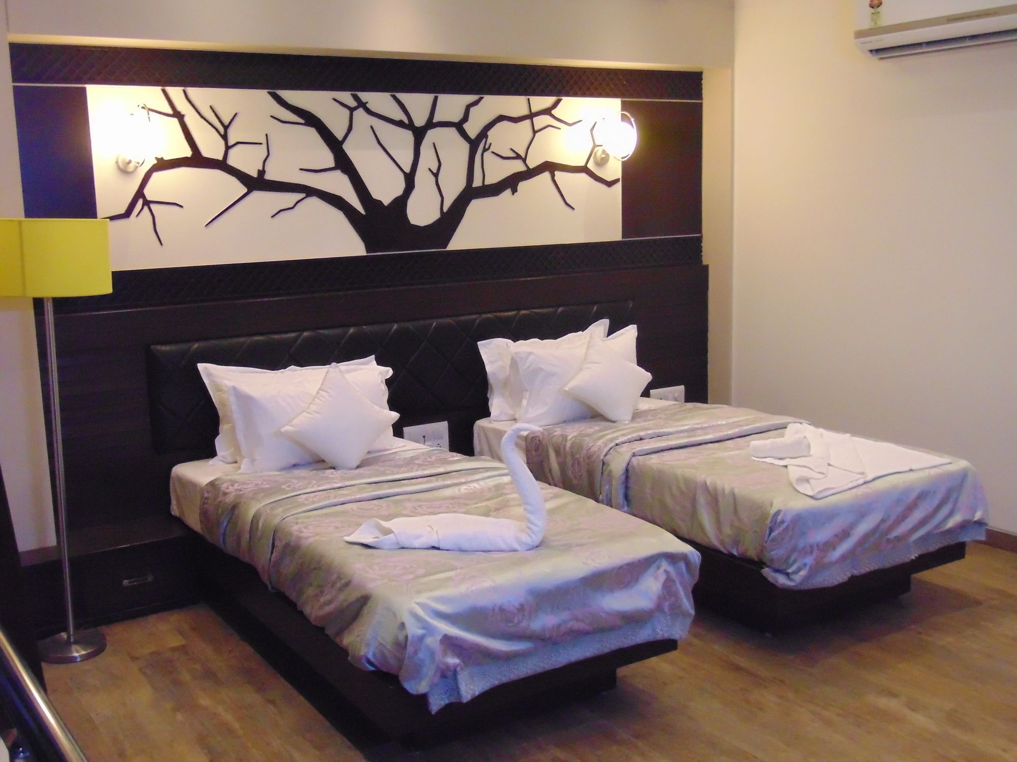 Hotel Grand Pragati Surat Dış mekan fotoğraf